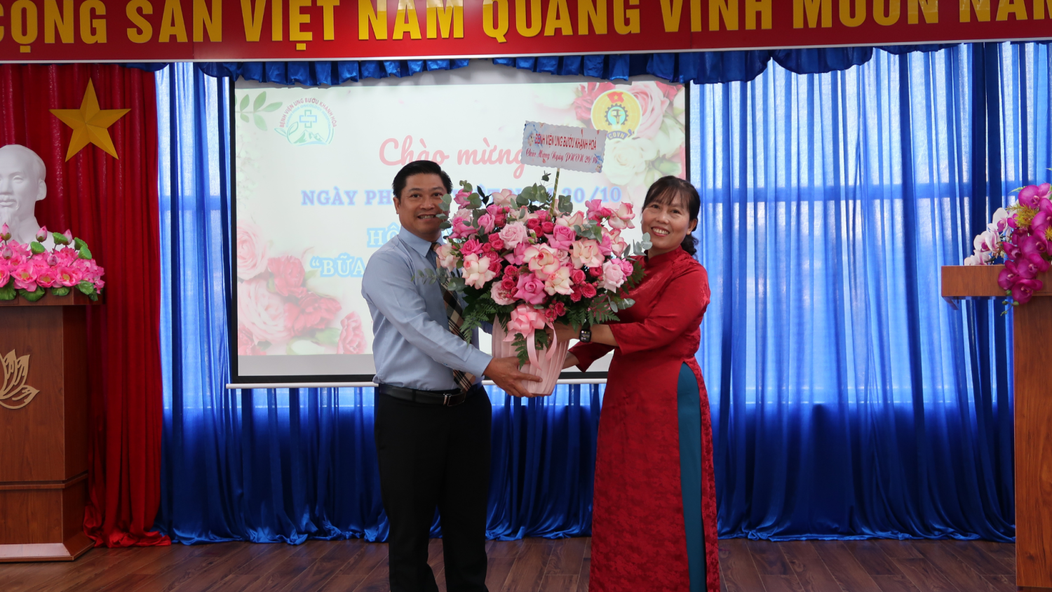 BSCKII. Lê Hồng Quân – Giám đốc Bệnh viện tặng hoa cho DSCKII. Tô Thị Kim Tuyến – Chủ tịch Công đoàn cơ sở, Phó Giám đốc Bệnh viện, đại diện toàn thể nữ viên chức, người lao động nhận lời chúc mừng nhân Ngày Phụ nữ Việt Nam 20/10