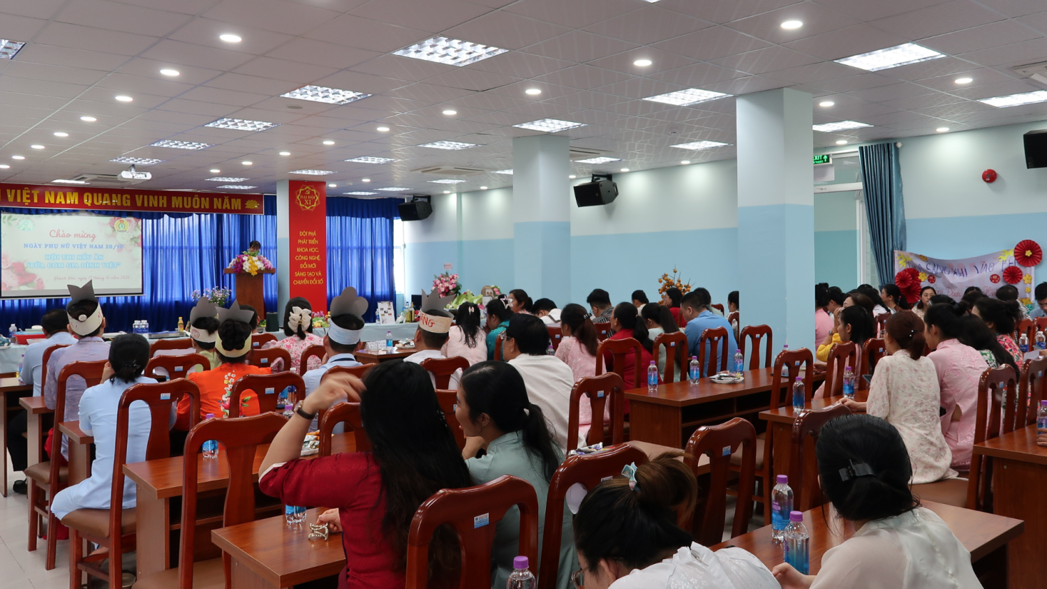 Không khí rộn ràng của buổi lễ kỷ niệm 20/10 tại hội trường Bệnh viện Ung bướu Khánh Hòa