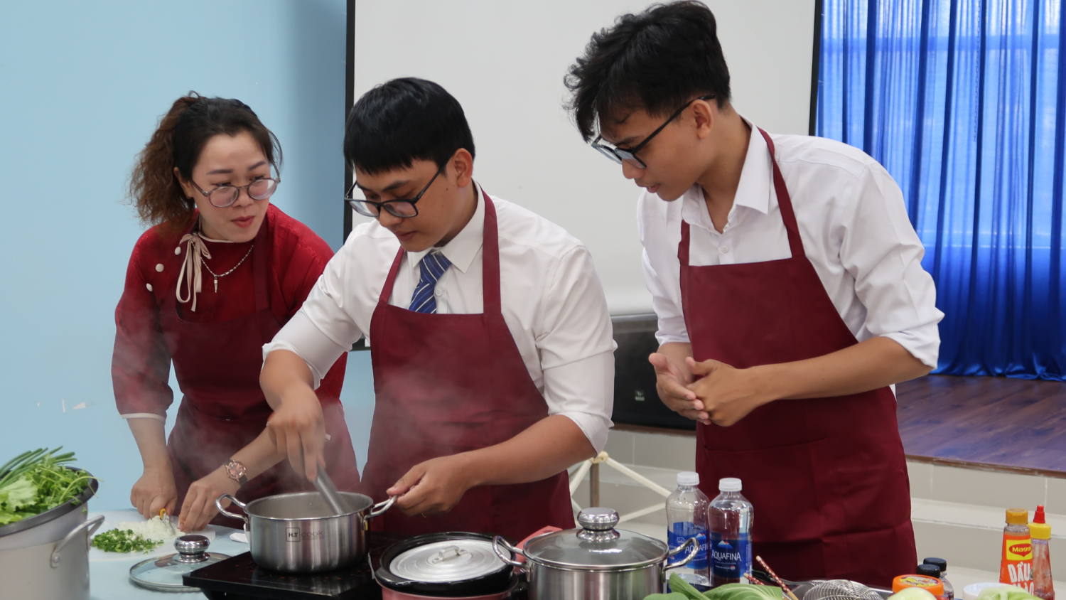 . Các thành viên phối hợp nhịp nhàng, khéo léo trong phần thi nấu ăn